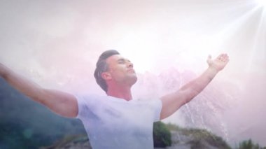 Bir dağda kolları tamamen açık kafkas adamın dijital kompozit