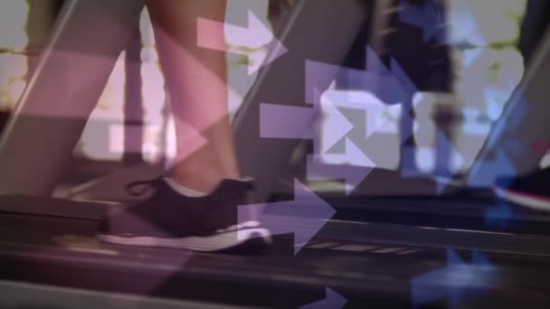 Angle bas d'un groupe de personnes courant sur des tapis roulants. Flèches numériques pointant vers la droite sont en cours d'exécution au premier plan 