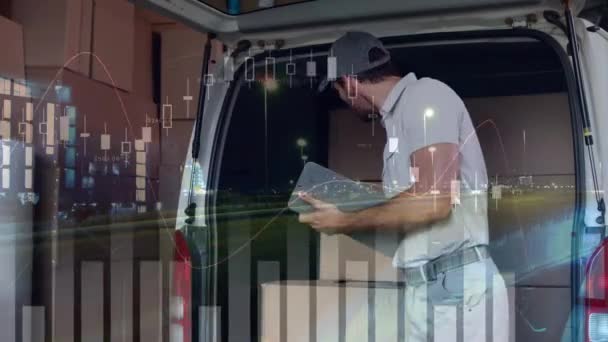 Oldalnézetből Egy Deliveryman Ellenőrzése Csomagok Hátoldalán Egy Van Miközben Vágólapra — Stock videók