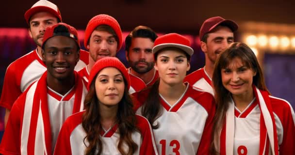 赤と白のジャージを着たファンのグループの正面図 を応援 — ストック動画