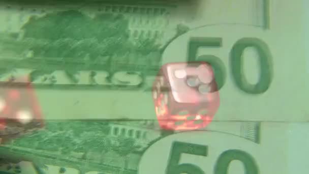 Digitale Samenstelling Van Rode Dobbelstenen Rollen Dollar Wissels Bewegen Achtergrond — Stockvideo