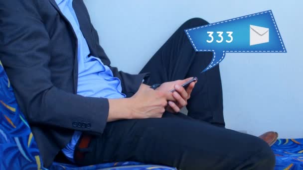 Cep Telefonu Mesaj Kabarcık Simgesi Kullanırken Rahat Giysiler Oturan Bir — Stok video