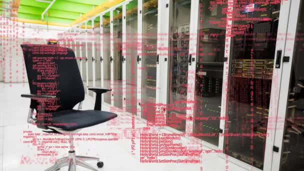 空の旋回装置のオフィスチェアを持つサーバータワーの廊下の背景で画面を横切って移動する赤いデジタルコードのデジタル生成アニメーション — ストック動画