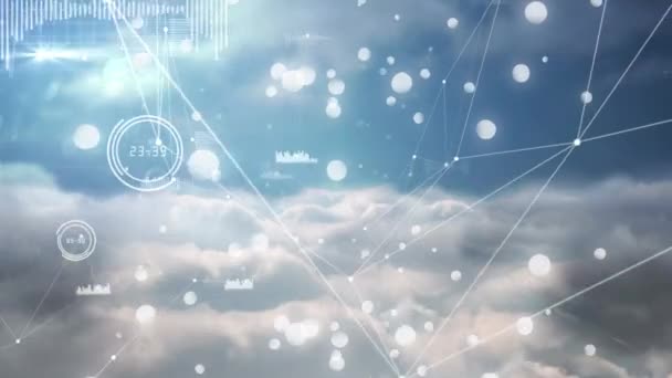 Bulutların Arasında Hareket Eden Gökyüzünün Arka Planıyla Parlayan Asimetrik Çizgilerle — Stok video