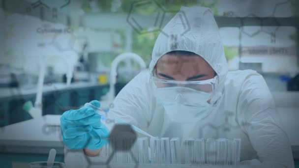 一个白种人科学家在实验室使用移液器的数字复合材料 在化学结构在前景中移动时用蓝色液体检查试管 — 图库视频影像