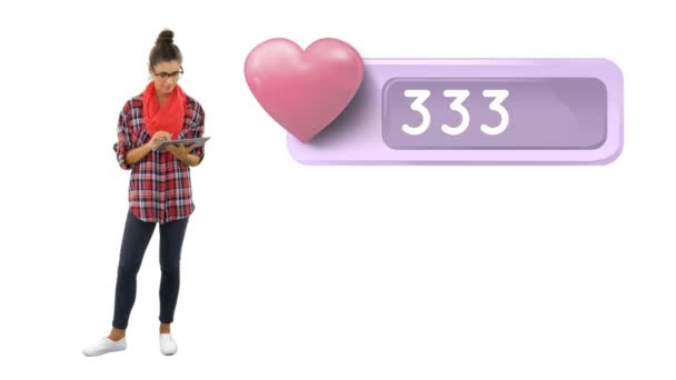 Cyfrowy Kompozyt Kaukaski Kobieta Pomocą Tabletu Ikonę Serca Wzrostem Liczby — Wideo stockowe