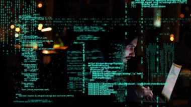 Program kodları ön planda hareket ederken bir dizüstü bilgisayar kullanarak, kapüşonlu giyen bir Kafkas hacker dijital kompozit.