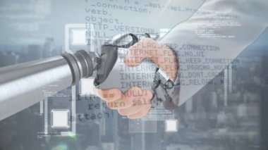 Program kodları ön planda görünürken ve arka planda şehrin bir görünümünü gösterirken robotik el ve insan eli arasındaki el sıkışmanın dijital bileşimi.