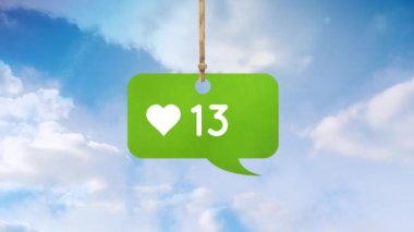 Artan sayılar ve bulutlar ile gökyüzü ile arka plan ile bir mesaj balonu bir kalp simgesi dijital olarak oluşturulan animasyon