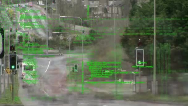 車を背景に高速道路の時間経過とともに画面内を移動するプログラムコードのデジタルアニメーション — ストック動画