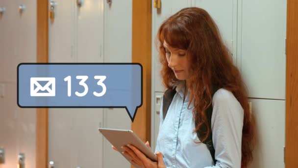 Digitale Zusammensetzung Einer Russischen Studentin Einem Umkleideraum Mit Einem Tablet — Stockvideo
