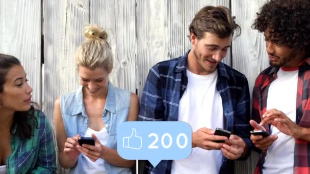 Ekranda Artan Sayıda Ikon Gibi Akıllı Telefonlarını Kullanarak Çeşitli Arkadaşlar — Stok video