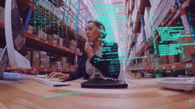 Ekranda hareket eden program kodları ile bir depo içinde telefonda iken bilgisayar kullanan bir Kafkas iş kadını dijital kompozit