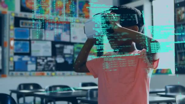 画面内で動くプログラムコードを持つ教室内の仮想ゴーグルを身に着けているアフリカ系アメリカ人の少年のデジタルコンポジット — ストック動画