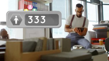 Sosyal medya simgeleri ekranda hareket ederken, bir ofisin içinde tablet kullanan Afro-Amerikalı bir adamın dijital bileşimi ve artan sayılara sahip bir profil simgesi
