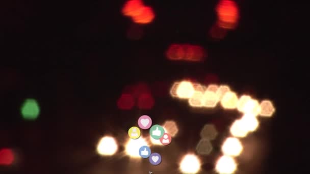 夜に車で忙しい高速道路の背景で移動するソーシャルメディアのアイコンのデジタルアニメーション — ストック動画
