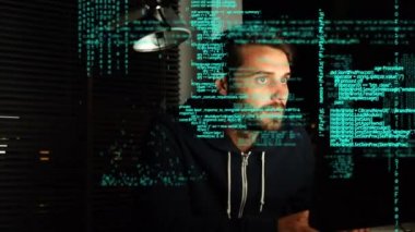 Program kodları ekranda hareket ederken bilgisayar kullanırken etrafa bakan kafkas bir hacker dijital kompozit