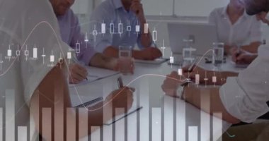 Grafikler ön planda 4k hareket ederken bir tablo toplantısında çeşitli çalışanların dijital kompozit