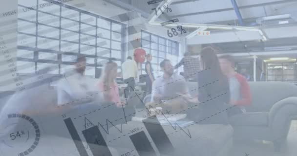 Composite numérique de divers hommes d'affaires à l'intérieur d'un bureau ayant une réunion tandis que les graphiques se déplacent à l'écran 4k 