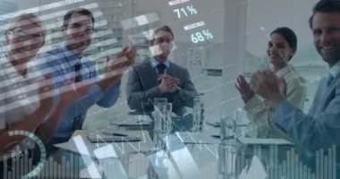 Grafikler ekranda 4k hareket ederken çeşitli iş adamları bir ofiste bir toplantı kurulumu alkışlayarak dijital kompozit