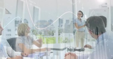 Pasta grafiğini tartışan bir ofisteki farklı iş arkadaşlarının dijital bileşimi. 4k