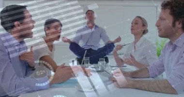 Farklı meslektaşları tartışma ve grafikler ekranda 4k hareket ederken masanın üstünde meditasyon bir Kafkas adam dijital kompozit