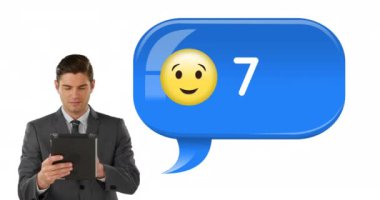 Artan sayılar 4k ile göz kırpma emoji ile bir tablet kullanarak takım elbiseli bir Kafkas işadamı dijital kompozit
