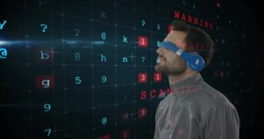 Arka plan ikili kodları 4k gösterirken sanal gözlük giyen bir Kafkas adam dijital kompozit
