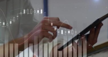 Grafikler ekranda 4k hareket ederken dijital tablet kullanan bir adamın dijital kompozit