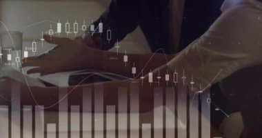 Dokunmatik ekranlı tablet ve grafikler ilerlerken tartışan bir erkek ve kadının dijital bileşimi ön planda 4k hareket eder