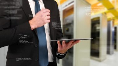 Dijital tablet ve hareketli program kodları kullanırken iş elbisesi giyen bir adamın dijital kompoziti