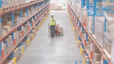 Program kodları ekranda hareket ederken üniformalı beyaz bir adamın depo içinde kutularla çatal asansör üttürmesinin dijital bileşimi