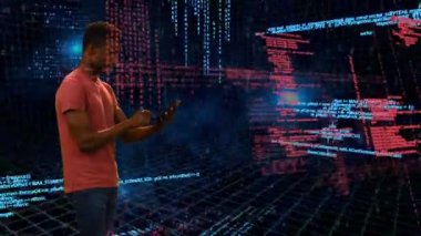 Program kodları ekranda hareket ederken akıllı telefon kullanan bir Afrikalı-Amerikalı adamın dijital kompozit