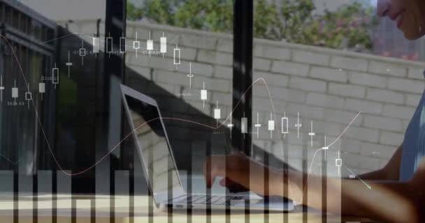 白天使用笔记本电脑的白种妇女的数字合成 而图形在前景 中移动 — 图库视频影像