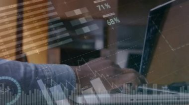 Farklı grafikler ön planda hareket ederken bir dizüstü bilgisayar kullanan bir adamın dijital kompozit