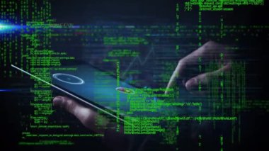 Program kodları ön planda hareket ederken grafikleri ile dijital tablet kullanan bir adamın dijital kompozit.