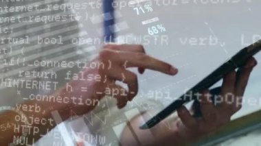 Grafikler ve program kodları ön planda hareket ederken dijital tablet kullanan bir kadının dijital bileşimi