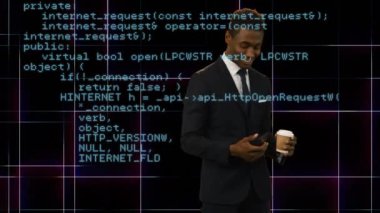 Onun telefon kullanırken ve kahve içerken gülen takım elbiseli bir Afrikalı-Amerikalı işadamı dijital kompozit, arka plan hareket program kodları gösterir