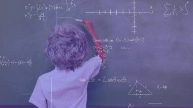 Ekranda hareket eden matematiksel denklemler ile tahtaya yazarken beyaz peruk takan genç bir çocuğun dijital kompozit