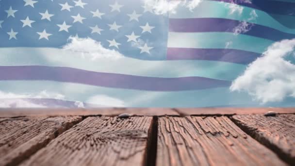 Digitální Složený Dřevěné Paluby Výhledem Americkou Vlajku Která Mává — Stock video