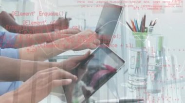 Grafikler ve program kodları ön planda hareket ederken masaüzerinde kalem ve kağıt, dizüstü bilgisayar ve tablet kullanan farklı kişilerin dijital bileşimi