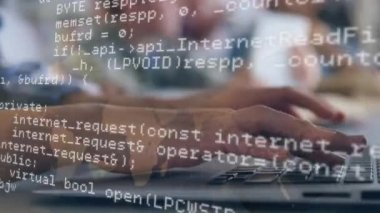 Program kodları ekranda hareket ederken dizüstü bilgisayar kullanan bir kadının dijital bileşimi