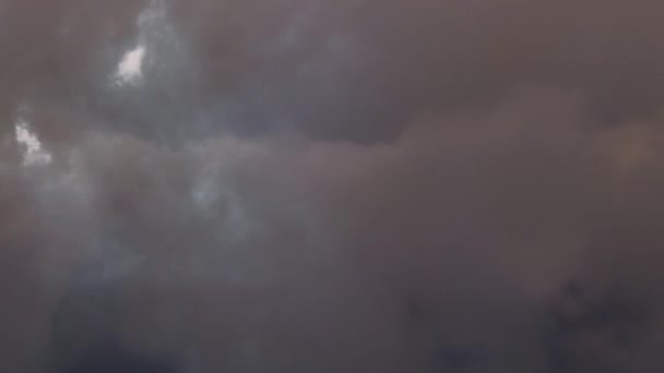 Animation numérique des tonnerres dans le ciel avec nuages 
