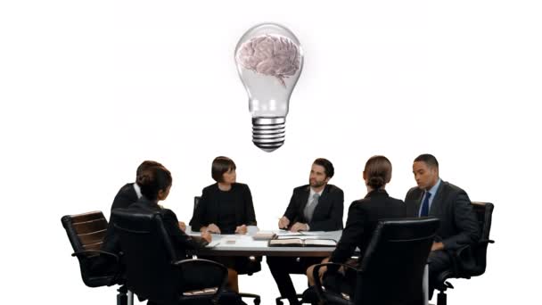 テーブルの真ん中の電球の中で脳と会議を持つ多様なビジネスの人々のデジタルコンポジット — ストック動画