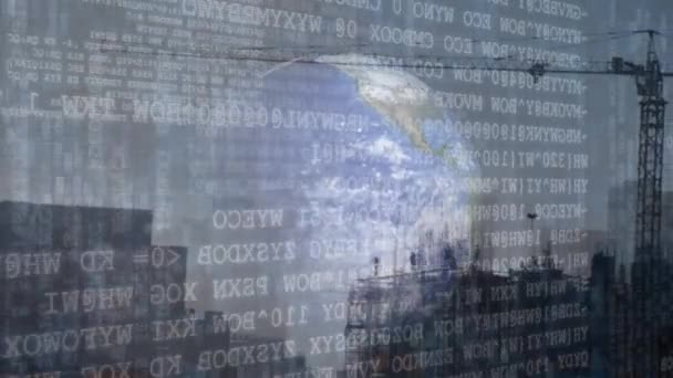 建物内のクレーン機の背景と前景のプログラムコードで回転する地球のデジタルアニメーション — ストック動画