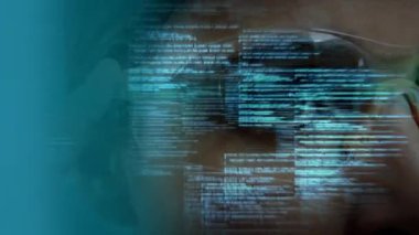 Akıllı gözlük ve program kodları takan bir kadının dijital kompozit ekranda hareket