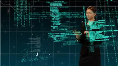 Program kodu ekranda hareket ederken tablet kullanarak siyah beyaz bir kadının dijital kompozit