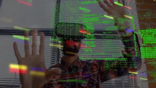 Composition numérique d'un homme caucasien portant des lunettes virtuelles tandis que les codes de programme et les pépins colorés se déplacent à l'écran 