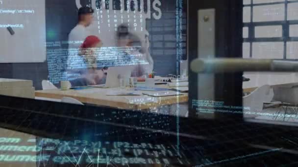 Composite numérique d'un bureau pendant que les gens vont et viennent et que les codes de programme se déplacent au premier plan 