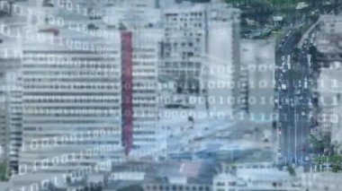 Arka plan binaları ve araba ile yoğun bir yol ile bir şehir gösterirken ikili kodları ekranda hareket dijital animasyon